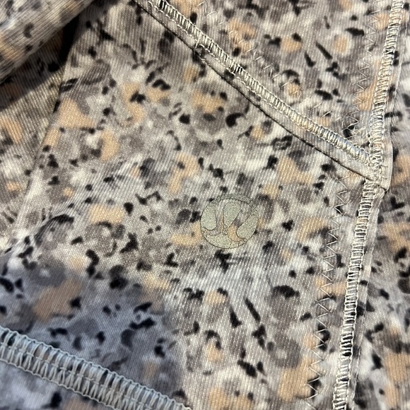 Lululemon - Picture 4 of 5